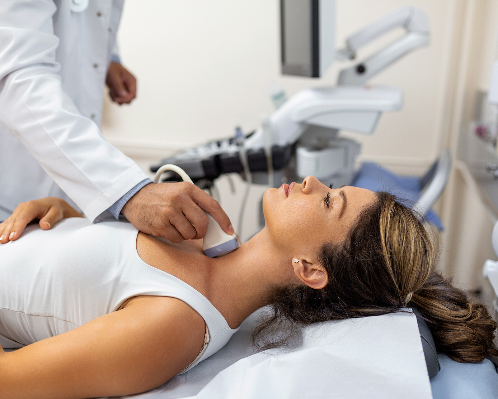 ultrazvuk štitaste žlezde pregled vrata ultrazvučni pregled štitaste žlezde lekar radi ultrazvuk štitaste žlezde ultrazvučna dijagnostika štitaste žlezde