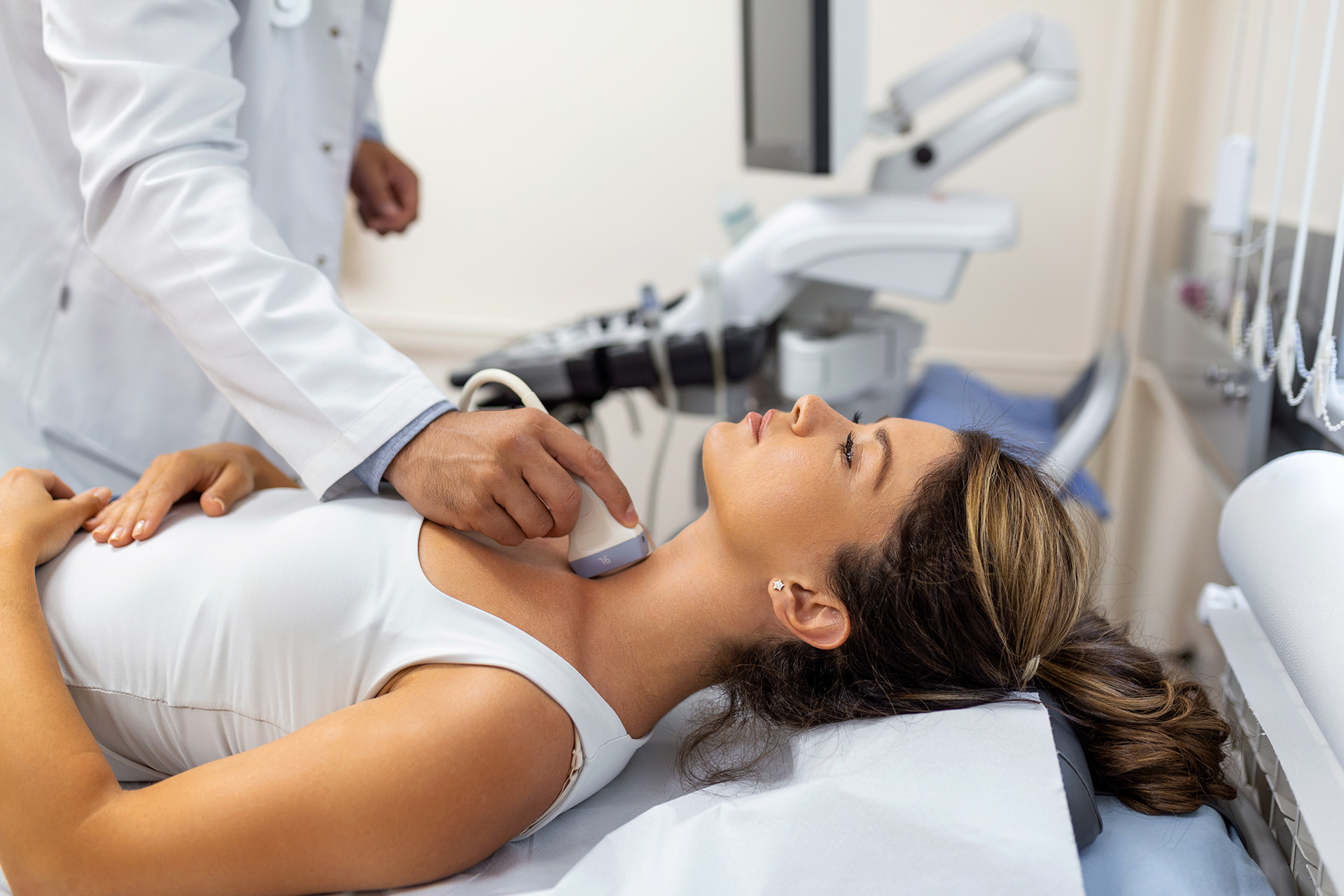 ultrazvuk štitaste žlezde pregled vrata ultrazvučni pregled štitaste žlezde lekar radi ultrazvuk štitaste žlezde ultrazvučna dijagnostika štitaste žlezde